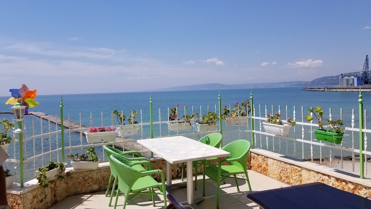 Oasis Beach Restaurant & Bar: снимка на заведението
