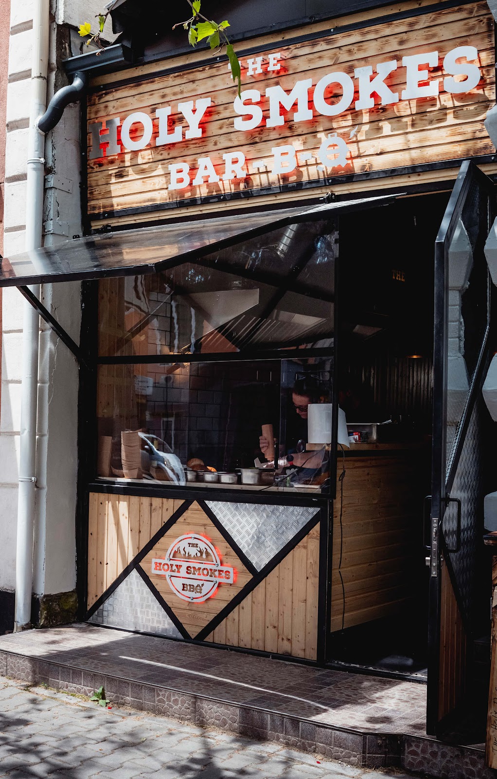 The Holy Smokes BAR-B-Q BREWPUB & BURGERS: снимка на заведението