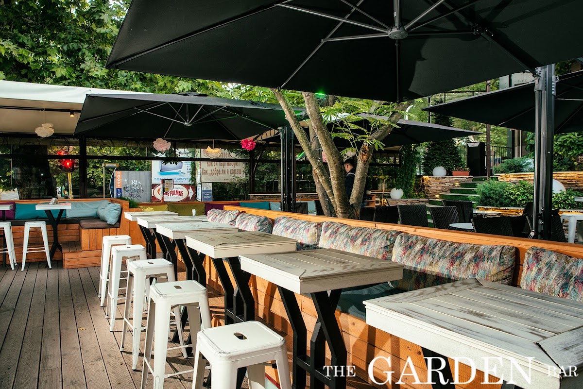 The Garden Bar Food&Cocktails: снимка на заведението