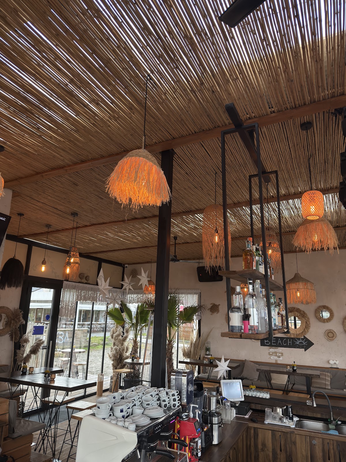 BOHO beach bar: снимка на заведението