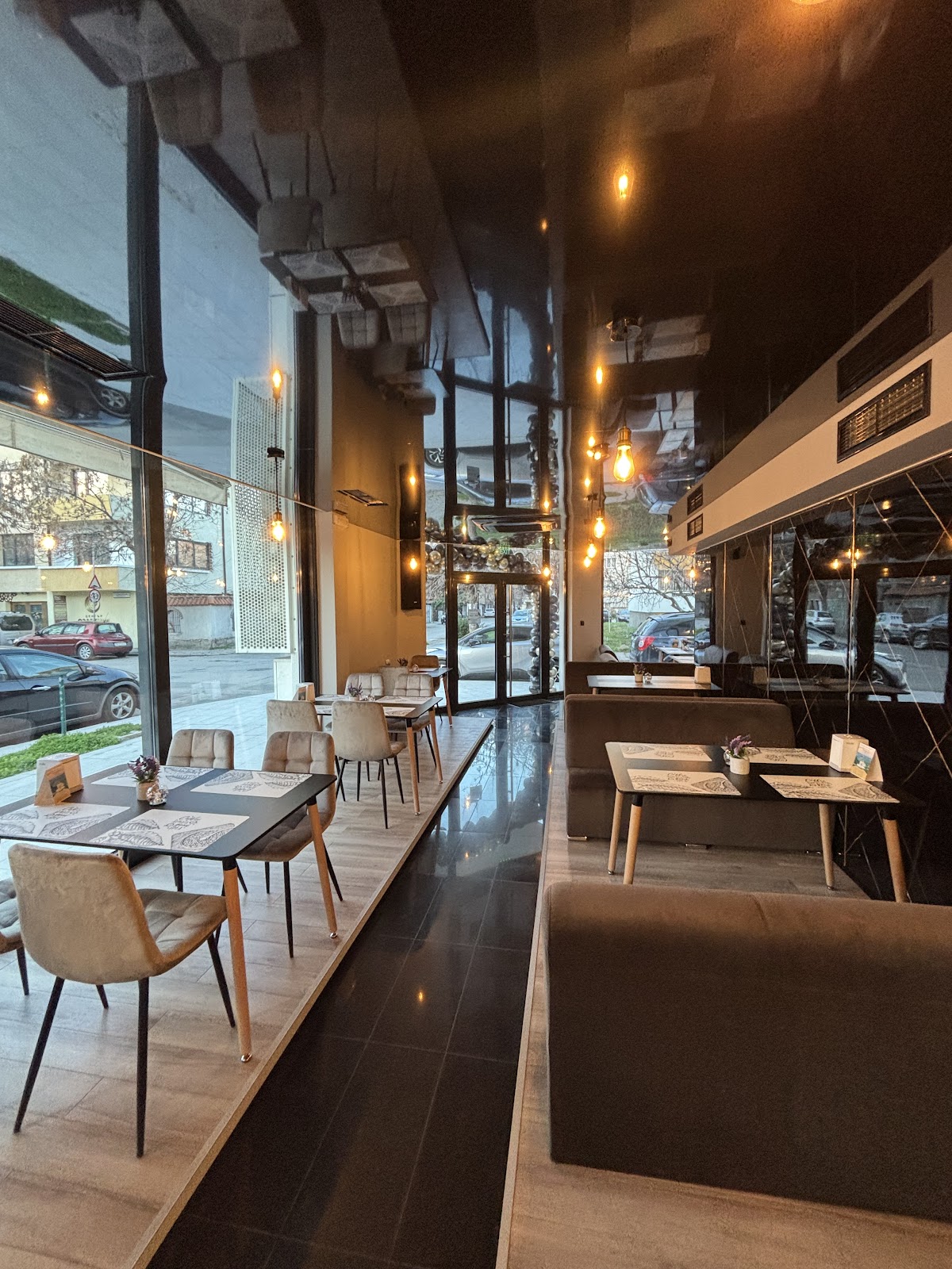 Cafe & Bar LIORA