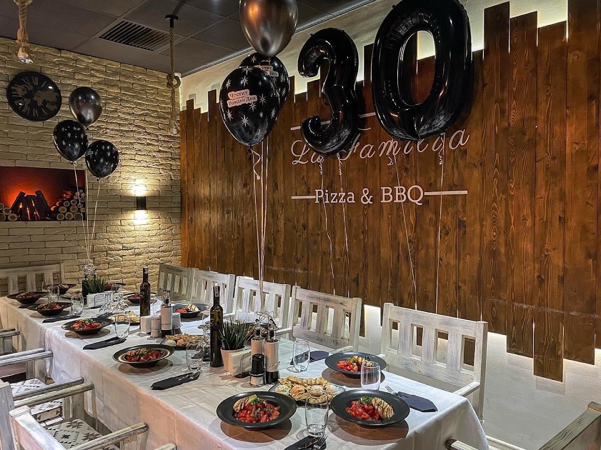 La Familia Pizza & BBQ