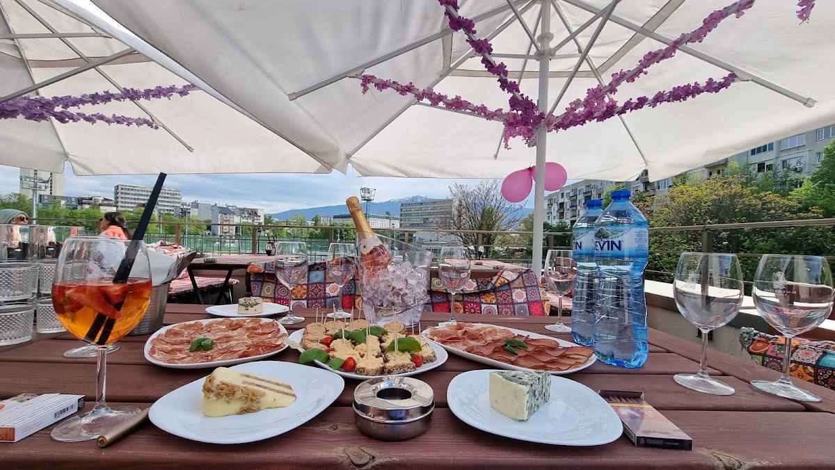 AQUA BEACH BAR AND DINNER