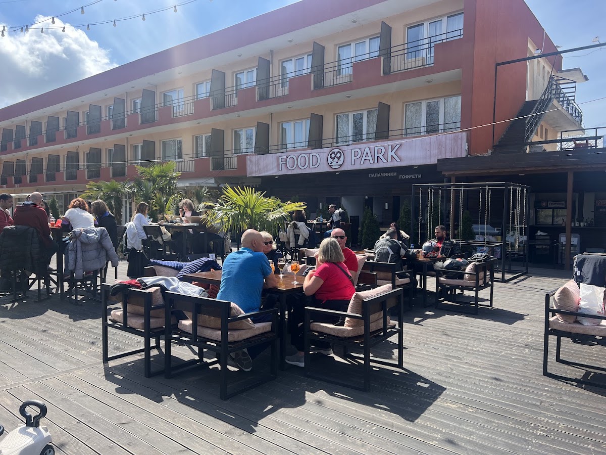 FOOD PARK 99: снимка на заведението