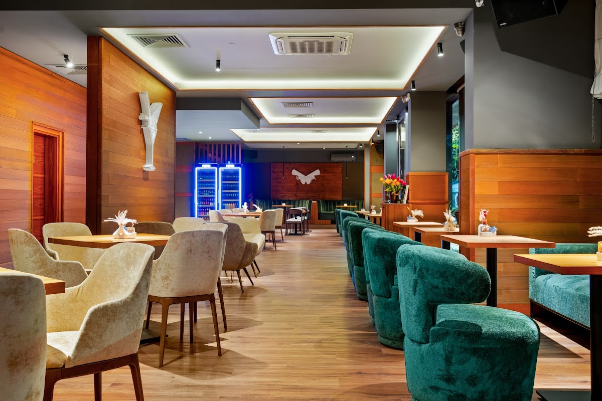 Крилото Cocktails & Gastro Bar: снимка на заведението
