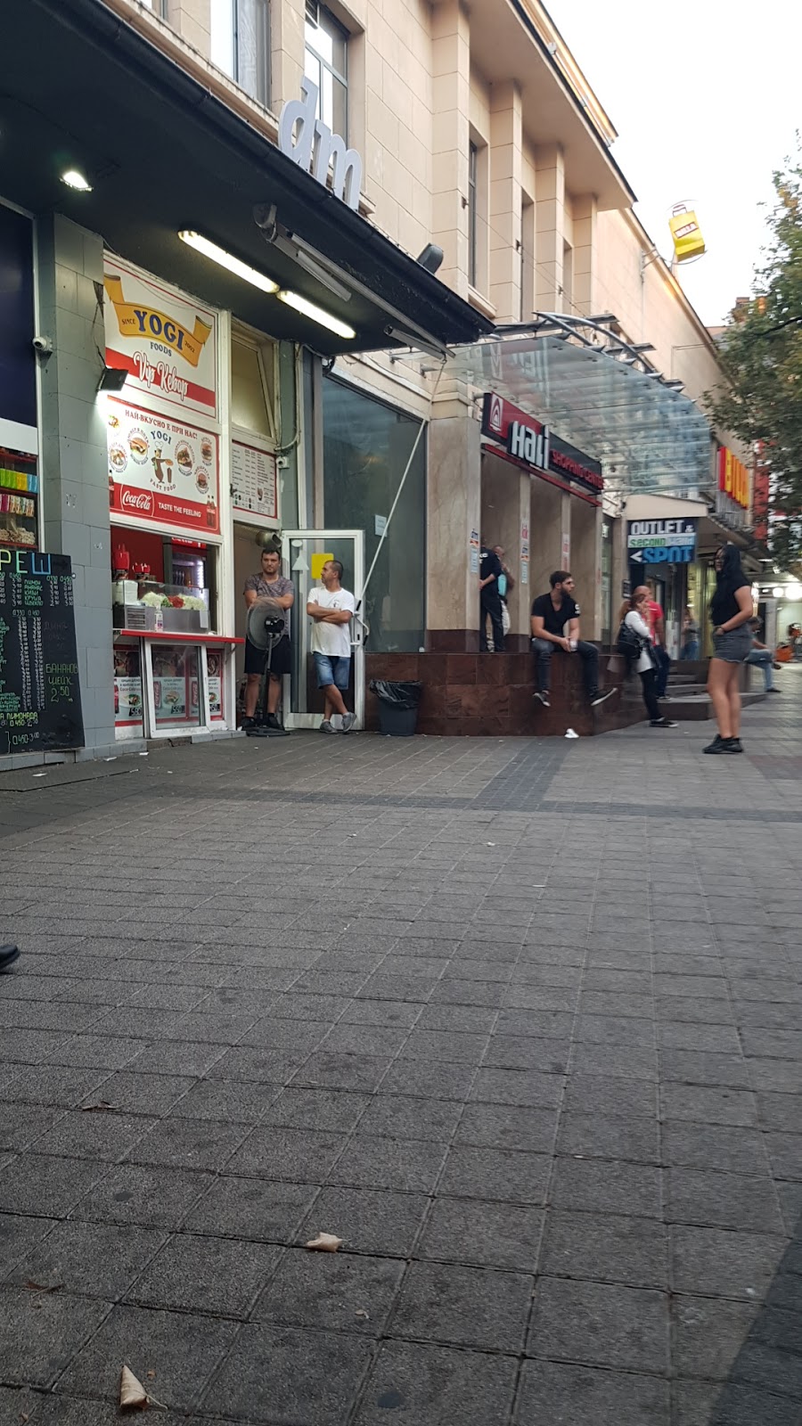 Yogi FastFood: снимка на заведението