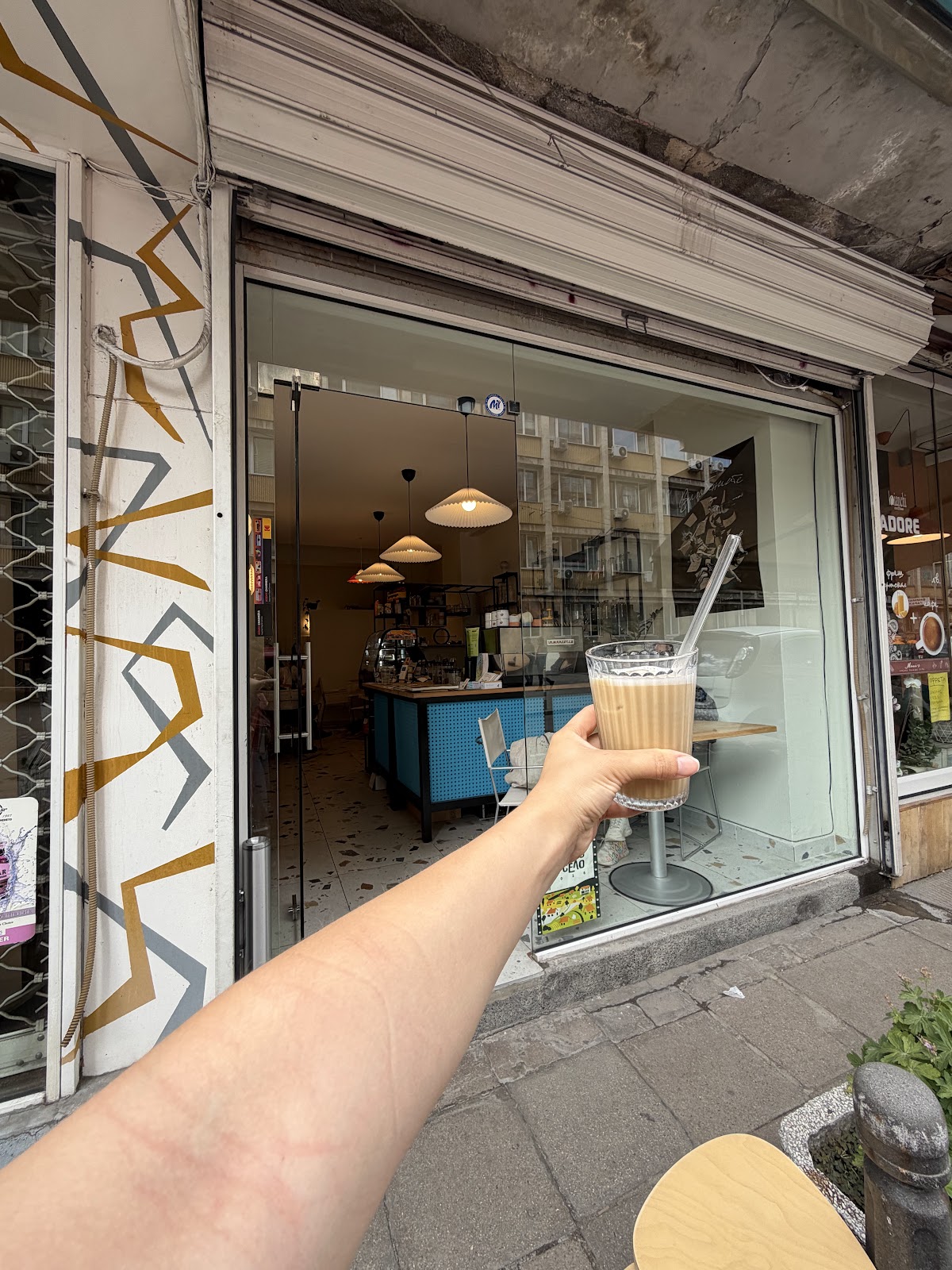 Urban Embassy Specialty Coffee Slavyanska: снимка на заведението