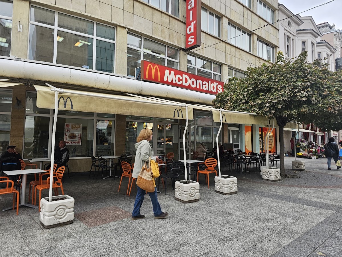 McDonald's, „Княз Александър I-ви“ 42: снимка на заведението
